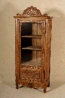 Vitrinenschrank, Frankreich/Bretagne, um 1870, Eiche hell-mittelbraun, reichhaltige Schnitzerei, floral und reliefartig, kleine Zapfen in ...
