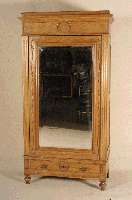 Kleiderschrank, deutsch, um 1900, Eiche massiv, auf Rahmen gearbeitet, Kopfteil mehrfach gestufte Kranzleiste, facettierter Spiegel, eine ...