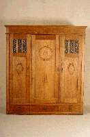 Großer Kleiderschrank, deutsch, um 1900, Korpus Weichholz und Eiche massiv, Eichefurnier, dreitÜrig, TÜren mit sparsamer Schnitzerei im Louis ...