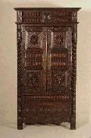 WÄscheschrank, Frankreich/Bretagne, um 1870, Korpus Weichholz, Eiche massiv, vielfÄltige Kerbschnitzerei und Zapfenverstrebungen an den 2 TÜren, ...