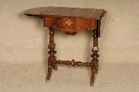 Konsolentischchen, deutsch, im Stile der GrÜnderzeit, Nußbaum massiv, Nußbaumfurnier, Tischplatte mit eingelassenem Leder, beidseitig halbrunde ...
