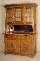 Aufsatzbuffet, deutsch, um 1920, Weichholz, Pitchpine, mittelbraun gebeizt, mit eingelassenem geschliffenem Glas, Oberteil 3-tÜrig, mit sparsamer ...