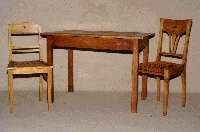 Ensemble aus Tisch und StÜhlen, deutsch, um 1900/10, 4 JugendstilstÜhle, paarig, Eiche und RÜster, sparsame Intarsien, z.T. Perlmutt, Mahagoni ...