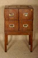 Reise-Registratorschrank, Frankreich, um 1900, Eiche dunkel gewachst, abnehmbarer Sockel, kassettierter Korpus, vier SchÜbe, polierte ...