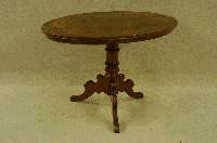 Salontisch, deutsch, um 1870/80, GrÜnderzeit , Fuß Nußbaum massiv, 3 Ausleger, diese vielfach geschwungen, SÄule mit reicher Drechselarbeit, ...