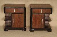 Paar ArtDeco-BeistellschrÄnke, Frankreich, um 1920, Riopalisander gespiegelt furniert, partiell schwarz abgesetzt, links- und rechtsseitiges ...