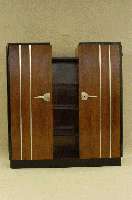 ArtDeco-Schrank, Frankreich, um 1920, kaukasischer Nußbaum, ausgesuchtes Wurzelfurnier gespiegelt, Sockel und Kanten ebonisiert, abschließbare ...