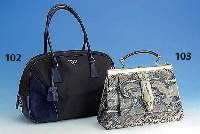 Prada-Tasche, dunkelbrauner Stoff mit blauem Kunstleder, Schloß mit beiliegendem SchlÜssel, Innenfach mit Reißverschluß, dunkelbraunes ...