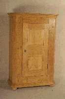 Kleiderschrank, sÜdwestdeutsch, um 1830/40, Weichholz, eintÜrig, TÜr auf Rahmen gearbeitet , abgeplattete Ecken, Leisten doppelt bzw. 3-fach ...