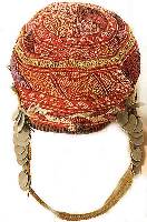 SteppmÜtze, Uzbekistan, um 1900, Baumwollstickerei, durchm. 16cm, SchÄtzwert: 700.- EURO, mit 1 Rial MÜnzen behangen, EHZ: 3