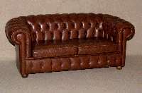 Ledersofa, England, um 1960, Chesterfield -Stil, Gestell auf kleinen KugelfÜßen, RÜcken und Armlehnen geheftet und genoppt, Gebrauchsspuren, ...