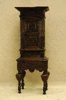 Stollenschrank, deutsch, um 1700, Renaissancestil, Korpus Weichholz, Eiche massiv, auf gedrechselten Hochbeinen, BlÄtter- und Tierschnitzereien ...
