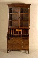 SekretÄr mit Glasaufsatz, England, um 1900, Eiche massiv, kleine StollenfÜße, 3 schlichte Schubladen, BeschlÄge original, SchrÄgklappe, ...