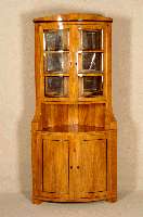 Eckvitrine, im Biedermeierstil, Kirschbaum massiv, nach dem Vorbild von 1820/30, unter Verwendung alter Teile, Oberteil verglast, z.T. schwarz ...