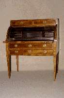 RollbÜro, deutsch, um 1790/1810, Korpus Weichholz, Nußbaumfurnier, waagrecht verlaufend, 3-schÜbig, Ausziehmechanismus intakt, Inneneinrichtung ...