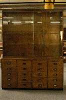 Laden- bzw. Sammlerschrank, deutsch, um 1920 , Birkefurnier, teilweise auf Vollholz gearbeitet, obere Abschlußkante Makasarfurnier , 2 ...