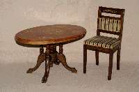 Tisch, England, um 1850/60, Louis-Philippe, Korpus Weichholz, Nußbaumfurnier, Platte mit Einlegearbeiten, vorstellende Vase mit Blumen, ...