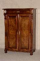 Vertiko, deutsch, um 1880, Korpus Weichholz, Nußbaumfurnier, Inlets mit schÖnem Wurzelnußfurnier, Lisenen gerillt, in Veluten auslaufend, ...
