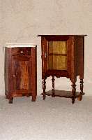 Kleines SammlerschrÄnkchen, deutsch, um 1880 , wohl GrÜnderzeit, Korpus Weichholz, Nußbaumfurnier, Unterteil mit Ablage, 1-tÜrig, Oberteil ...