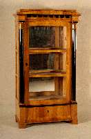 Biedermeierstilvitrine, mitteldeutsch, im Stil von 1830, Korpus Weichholz, Kirschbaumfurnier, z.T. schwarz gelackt, allseitig verglast, 3 ...