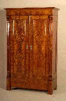 Schrank, deutsch, um 1880, GrÜnderzeit, Korpus Weichholz, Birkefurnier geflammt, 2 -tÜrg, mit durchgehenden FÜllungen, seitlich kanneliert, in ...