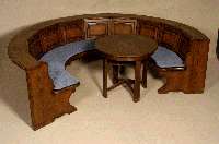 SitzmÖbel, deutsch, um 1900, Eiche massiv, mittelbraun gebeizt, in sich mehrfach geschwungene Form, kassettiert, in Rahmen gefaßt, dazu: Tisch, ...