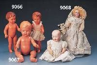 Porzellankopfpuppe, Frankreich, SFBJ, um 1900-10, halboffener Mund mit vier ZÄhnen oben, eingesetzte blaue Glasaugen, blonde MohairperÜcke, ...