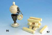 TaschenuhrenstÄnder Elfenbein und Messing, deutsch um 1890, Elfenbein gedrechselt, Mit- telteil aus Messing mit floraler Verzierung, Taschenuhr ...