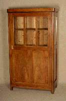 Glasschrank, um 1920/30, Kirschbaum massiv, dreiseitig verglast, eintÜrig, Reparaturstellen, Spuren von altem Wurmbefall, Alters- und ...