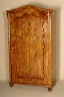 WÄscheschrank, um 1850, mit starkem Ulmenmaserfurnier gearbeitet, eintÜrig, Giebel mit Decke durchgÄngig als WÖlbung verarbeitet, Alters- und ...