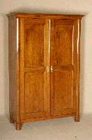 SpÄtbiedermeierschrank, um 1850/60, Ulme massiv, zweitÜrig, Alters- und Gebrauchsspuren , TÜr verzogen, mit Fehlteil, ca. 173x123x51 cm