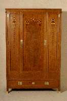 Schrank, um 1925, Eiche furniert, im Sinne des spÄten Jugendstils aufwendig intarsierte TÜren, innen komplett mit Mahagonifurnier ausgekleidet, ...