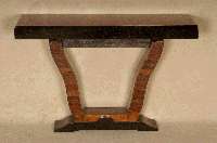ArtDeco-Konsole, Frankreich, um 1920, kaukasischer Nußbaum gespiegelt furniert, zum Teil schwarz abgesetzt, Fuß in typischer Lyra-From ...