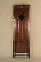ArtDeco-Garderobe, Frankreich, um 1920, Mahagoni und Eiche, zum Teil schwarz abgesetzt , floral geometrische Reliefschnitzerei im Kranz, ...