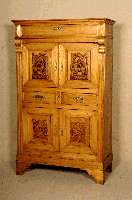 Vertiko, wohl deutsch, um 1900, Weichholz massiv, Front auf Rahmen gearbeitet, TÜren mit reicher Schnitzerei, Madailon und Tiermotiv, 3 SchÜbe, ...
