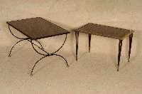 Couchtisch, Frankreich, um 1940, Eisen schwarz mattiert, Fuß in halbrunden SchwÜngen gebogen, einliegende Schwarzglasplatte, vergoldete ...