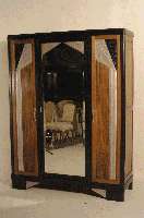 ArtDeco-Schrank, Frankreich, um 1920, Nußbaum massiv, zum Teil schwarz abgesetzt, floral abstrakte sowie geometrische Reliefs in TÜren und ...