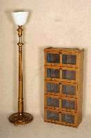 Stehlampe, Frankreich, um 1910, vergoldeter Holzfuß mit Kannellierungen und Perlkranz, feine Reliefschnitzereien in Form von geometrisch ...