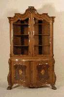Eckschrank, Holland, um 1880, Barockstil, nach dem Vorbild von 1760, Korpus Weichholz, Nußbaum- bzw. Wurzelnußfurnier, TatzenfÜße, im Unterteil ...