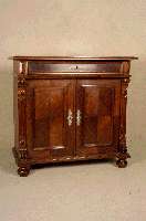 Halbschrank, deutsch, um 1880, Korpus Weichholz, Nußbaumfurnier, obere Platte neu furniert, KugelfÜße wohl sekundÄr, praktisches MÖbel, auch ...