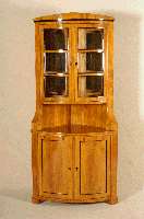 Eckvitrine, Biedermeierstil, Kirschbaum massiv, nach dem Vorbild von 1820/30, unter Verwendung alter Teile, Oberteil verglast, z.T. schwarz ...