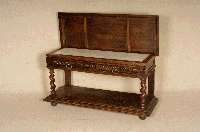 Kleine Etagere, Frankreich, um 1880, Eiche massiv, gedrechselte KugelfÜße und SÄulen, 4-fach gestufte Fußleiste, Front 2 geschnitzte ...
