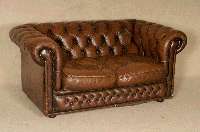 2-sitzer Sofa, wohl England, 50er/60er Jahre, Chesterfieldstil, lose Kissen, RÜcken und Seiten genoppt und geheftet, rÖtlich braunes Leder von ...