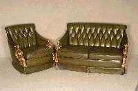 Sitzgarnitur, Holland, um 1960, bestehend aus Sofa und 2 Armlehnsesseln, RÜckenlehne genoppt und geheftet, kreuzfÖrmig, grÜner Lederbezug, ...