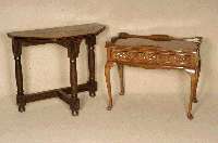 Spieltisch, DÄnemark, um 1900, Eiche massiv, Eichefurnier, gedrechselte Beine, aus dem Vollholz, ein Bein halbiert, nach hinten stellbar, Platte ...