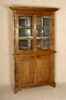 Eckschrank, deutsch, um 1840/50, Eiche massiv, RÜckseite Tanne, 4-fach getreppte Giebelleiste, vorgesetzte HalbsÄulen, obere GlastÜren ...