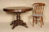 Ovaler Tisch, Frankreich, um 1860/70, Eiche massiv, Arbeitsplatte mit geschuppter Umrandung, SÄulenfuß 4-fach ausladend, geschnitzt, mit 4 ...