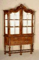 Prahlhans, Holland, um 1760, Korpus Eiche, Wurzelnußfurnier, eckige Beine auf KugelfÜßen, diese wohl spÄter, unten mehrere Schubladen, ...