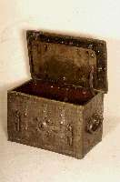 Kriegs- bzw. Schiffskasette, deutsch/wohl Hamburg, um 1700, starkes Eisenblech mit vielen schmiedeeisernen BÄndern, festgemacht mit ...