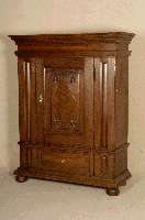 Brotschrank, deutsch/Westfalen, um 1800, Eiche massiv, TÜr mit leichter Flachschnitzerei, 5-fach gestufte Kopfleiste und 2-fach gestufte ...